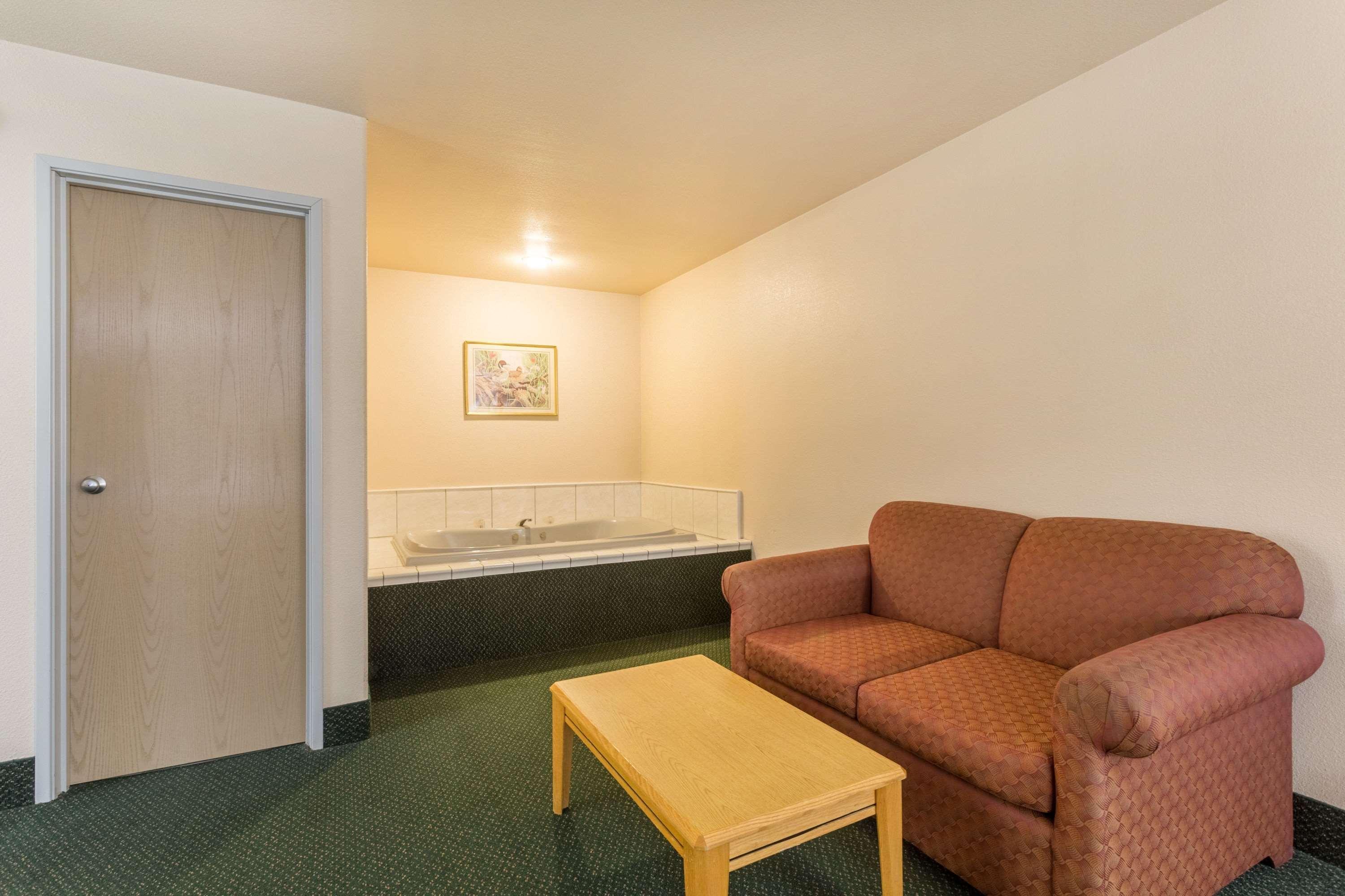 Hotel Super 8 By Wyndham Hamilton Exterior foto